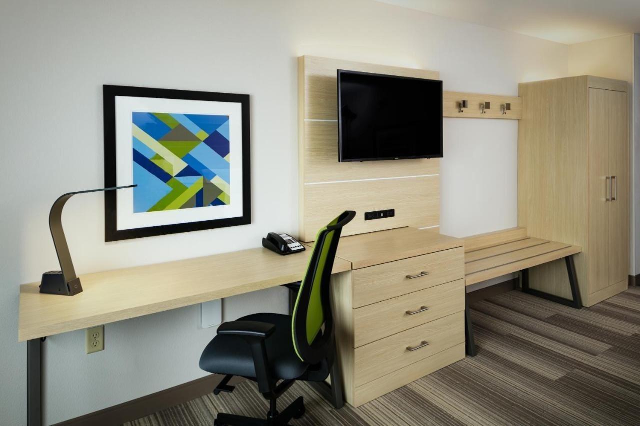 Holiday Inn Express & Suites - Medford By Ihg Exterior foto